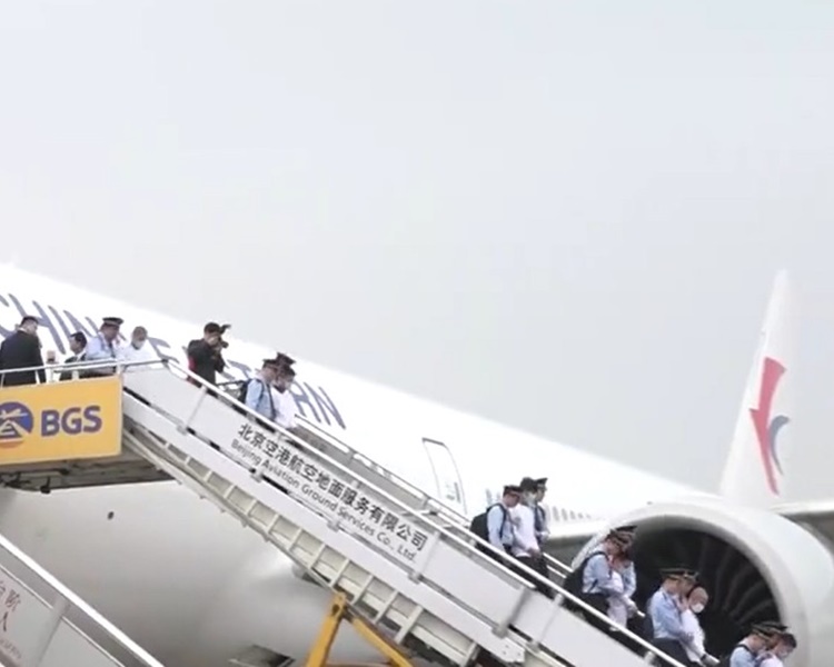 航班今早抵達北京機場94名疑犯移交予中國。網圖