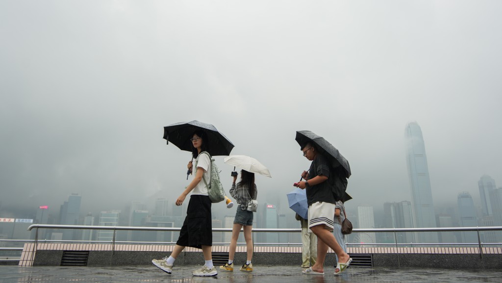 打風︱天文台：熱帶氣旋將入南海逐漸增強 AI模式趨向一致 上調周日預測離岸高地吹烈風！