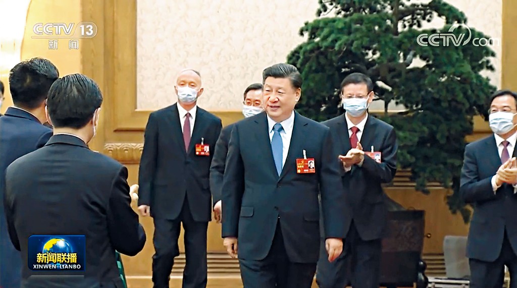 蔡奇陪同習近平參加江蘇代表團審議。