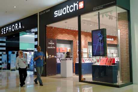 马来西亚今年5月曾查扣172只Swatch彩虹手表。美联社