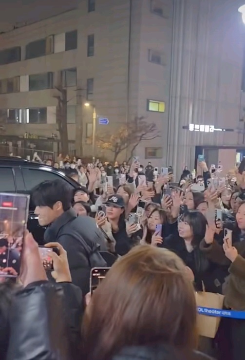粉絲們冒寒擠擁在劇場外，只為了近距離幫金宣虎打氣。