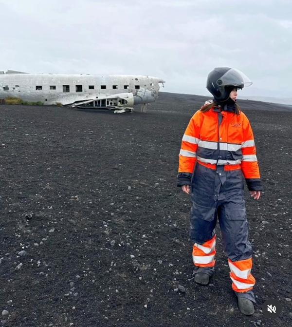 樂瞳早前分享在冰島黑沙灘欣賞飛機殘骸的打卡相。