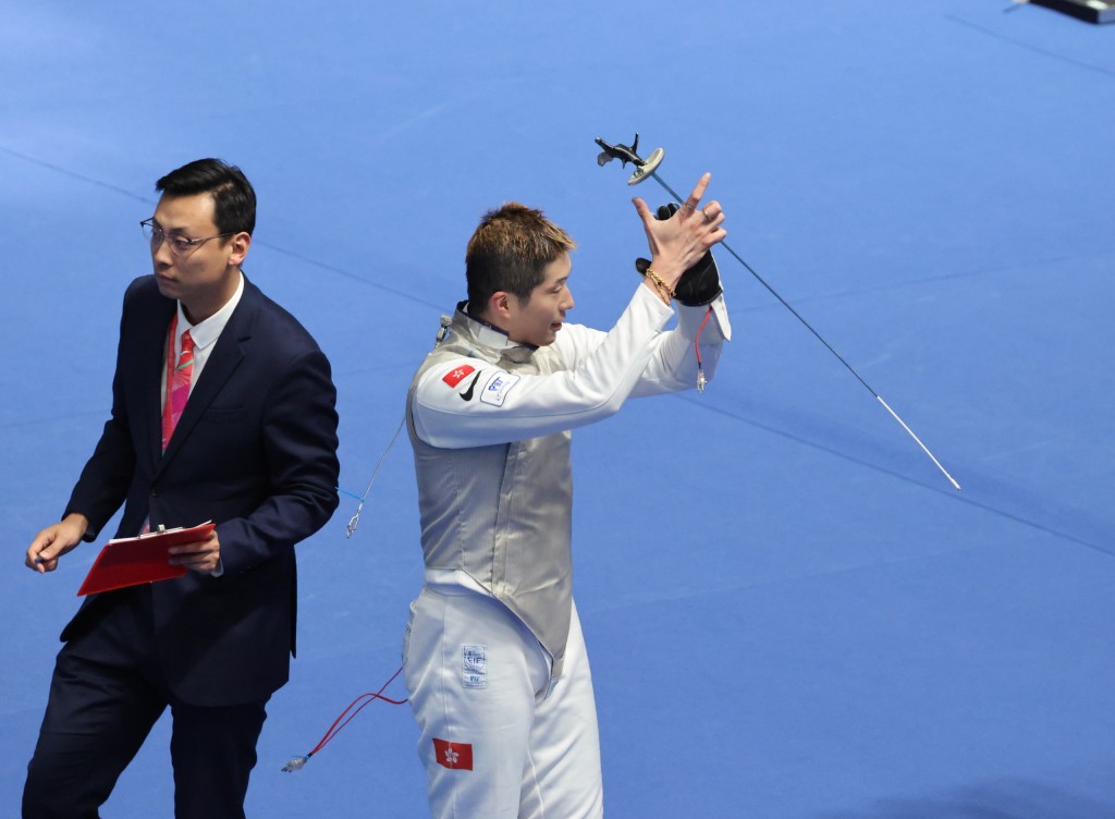 奪銅後,張家朗向觀眾席上的支持者拍掌致謝。徐嘉華攝 奪銅後,張家朗向觀眾席上的支持者拍掌致謝。徐嘉華攝