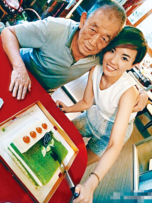 王軍與外孫女王吉湘合照。