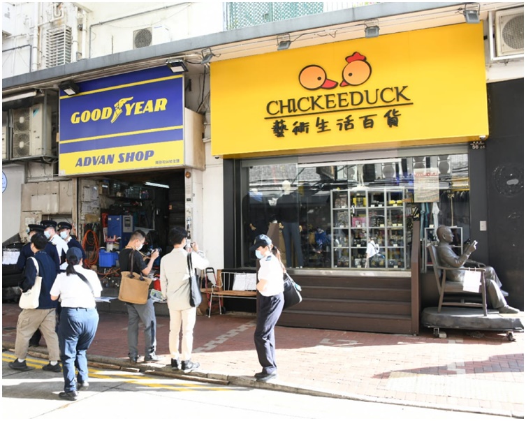 店外原本放有一張雙人椅。資料圖片