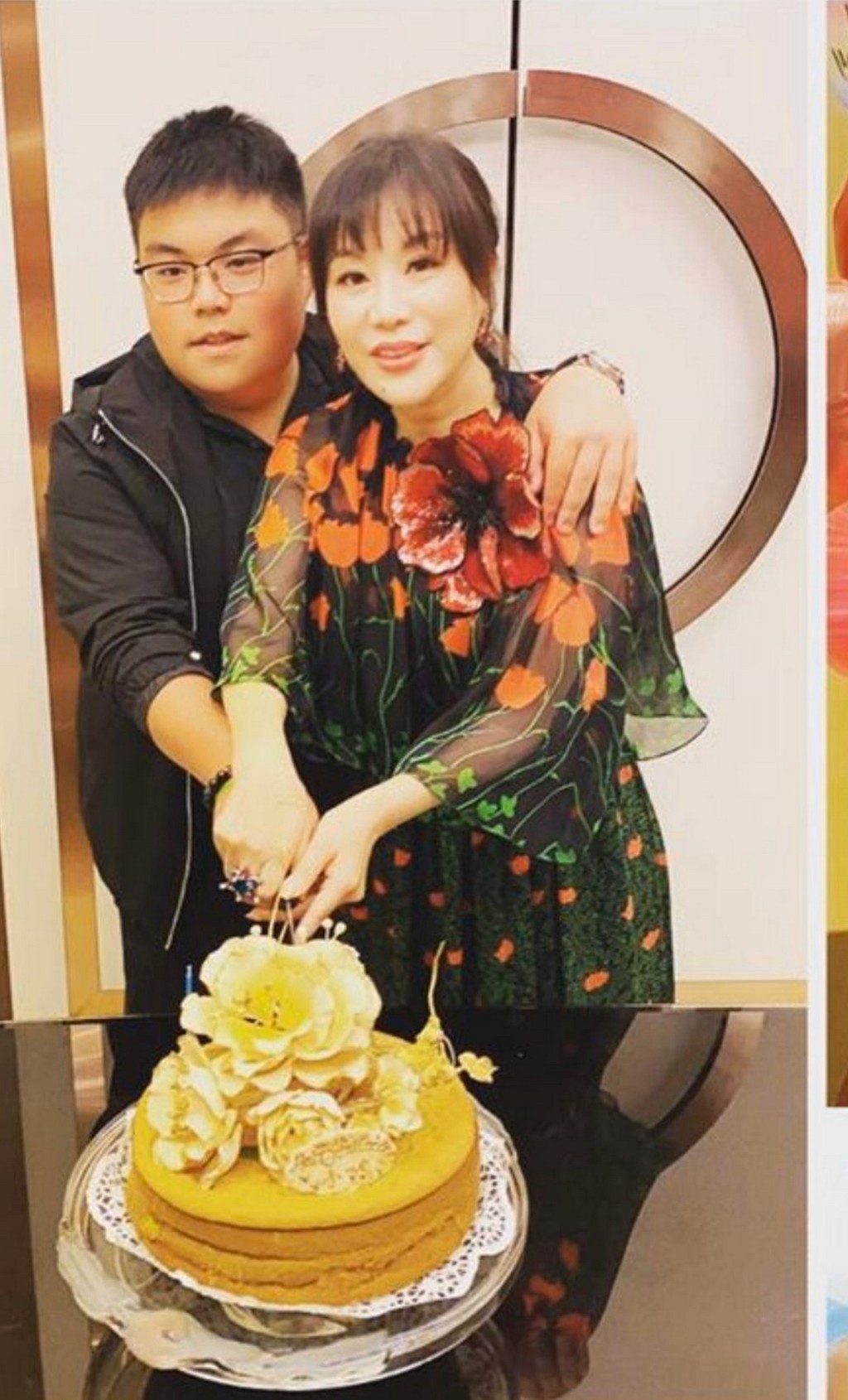 吕良伟后来经朋友介绍下认识到现在的老婆杨小娟，两人在2001年结婚，之后诞下一子，今年囝囝已经21岁。