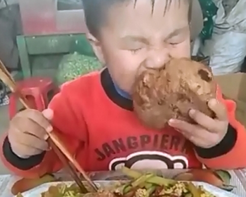 這位小男孩大口大口吃飯的視頻在網絡紅起來。 網上圖片