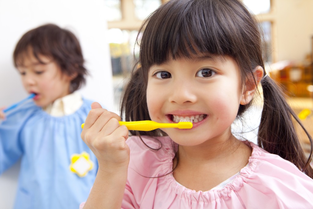 孩子透過完成任務可以提升成就感並增強自信，故家長可不時給予孩子小任務，例如要求他們自行刷牙、穿衣等。