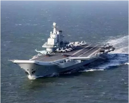 遼寧號航空母艦戰鬥群早上離開青島母港。網圖