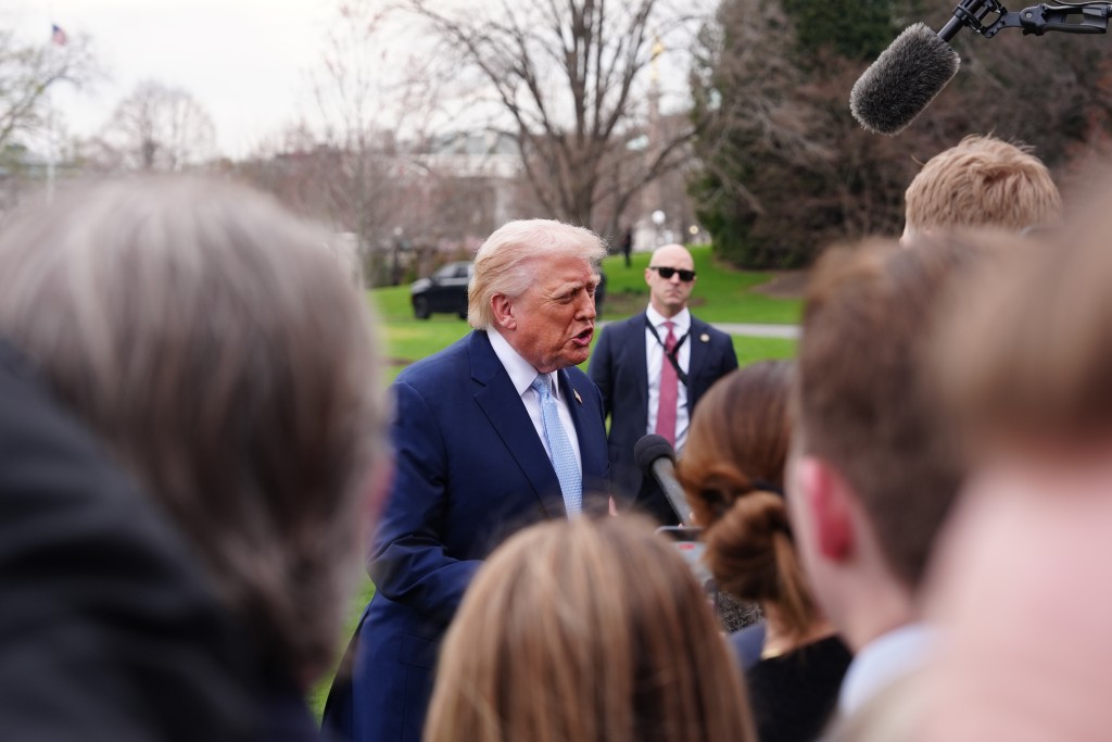 特朗普认为,霍尔木兹海峡应由使用航道的其他国家负责守卫。美联社 特朗普认为,霍尔木兹海峡应由使用航道的其他国家负责守卫。美联社