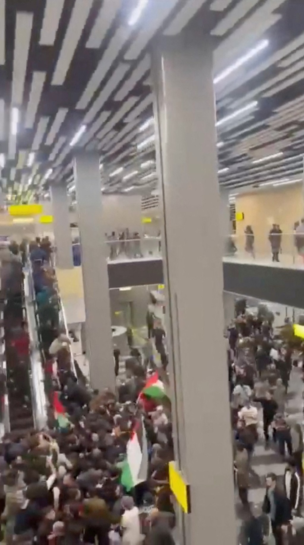 數百人闖入馬哈奇卡拉機場客運大樓。路透社