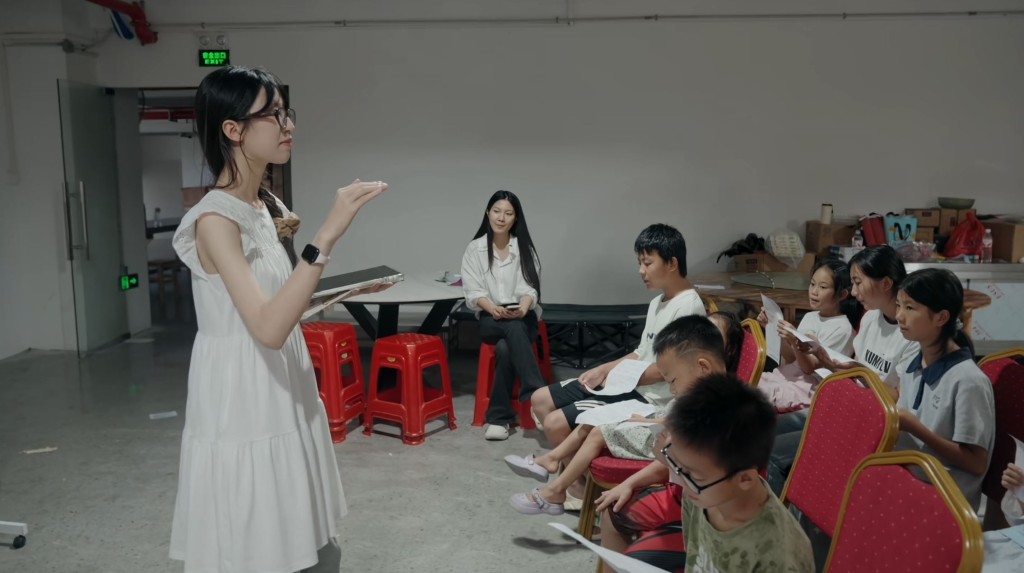 廣州增城廣嘉紡織廠，每到暑假便變身為員工的免費託兒所。極晝工作室