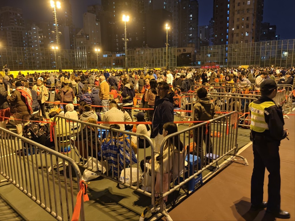 红磡观音庙外过百善信在佛光街游乐场排队，等候入庙参拜祈福借库。资料图片