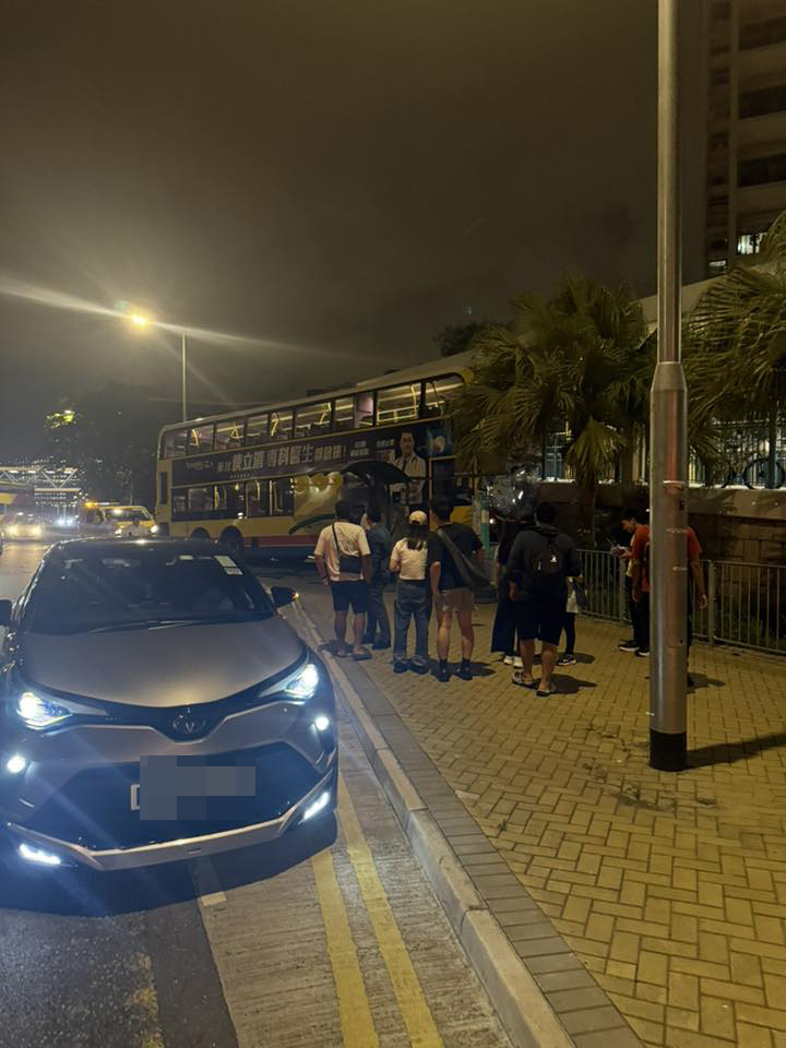 巴士鏟上行人路後，直撞花槽。fb「東涌逸東邨谷」圖片