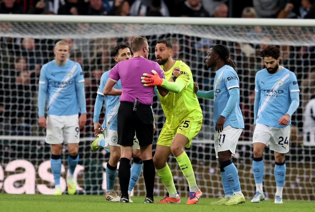 當拿隆馬向球證設訴不果，更領了一面黃牌。路透社