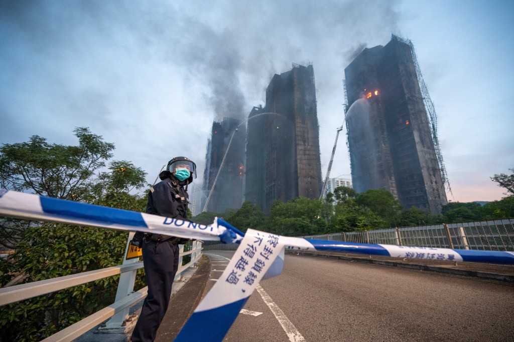 宏福苑五級火，大廈外牆棚網物料引起關注。蘇正謙攝