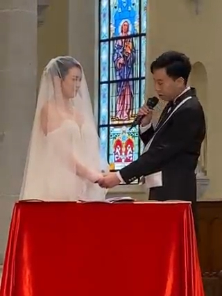 鄺美璇與丈夫宣讀誓詞。