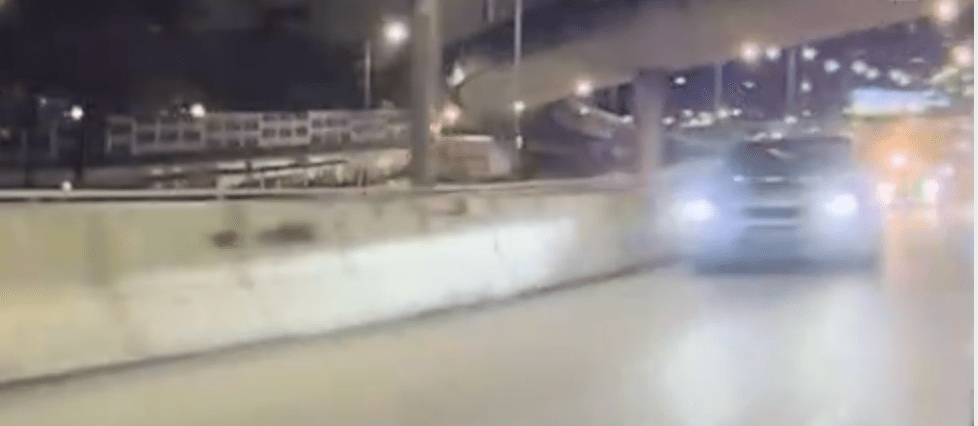 第二部私家車緊接而至,後面隱若可見警車的閃燈在尾隨。 第二部私家車緊接而至,後面隱若可見警車的閃燈在尾隨。