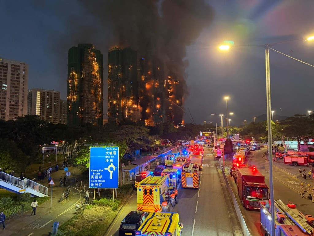 大埔宏福苑宏昌閣發生大火，其後波及旁邊多幢樓宇。曾志恒攝