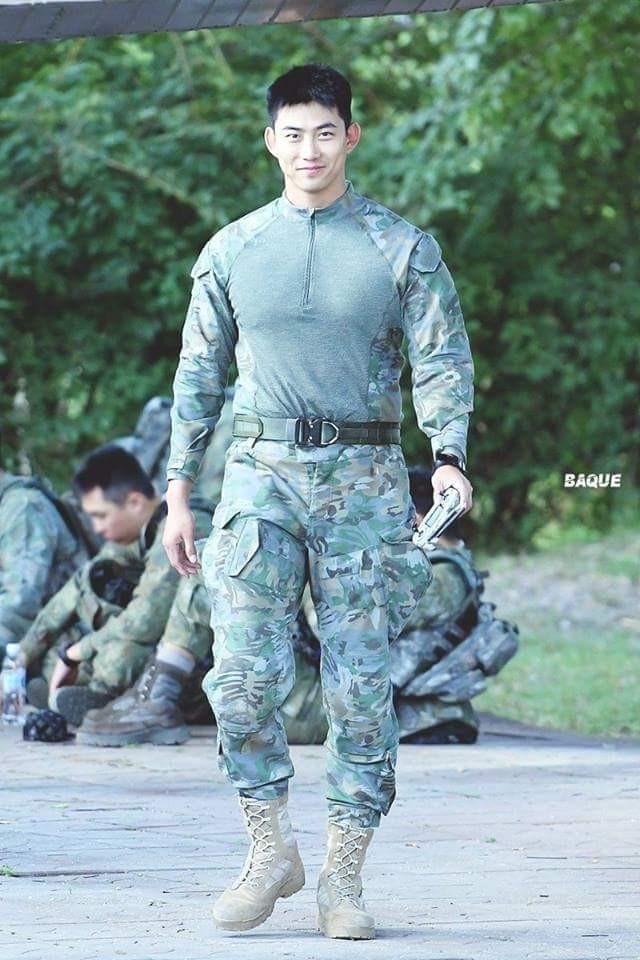 澤演服兵役時操得一身肌肉,被Fans封為「韓國隊長」。
