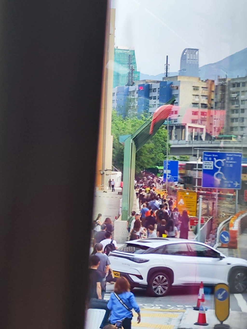 因交通擠塞,大批市民要落車步行。網上圖片 因交通擠塞,大批市民要落車步行。網上圖片