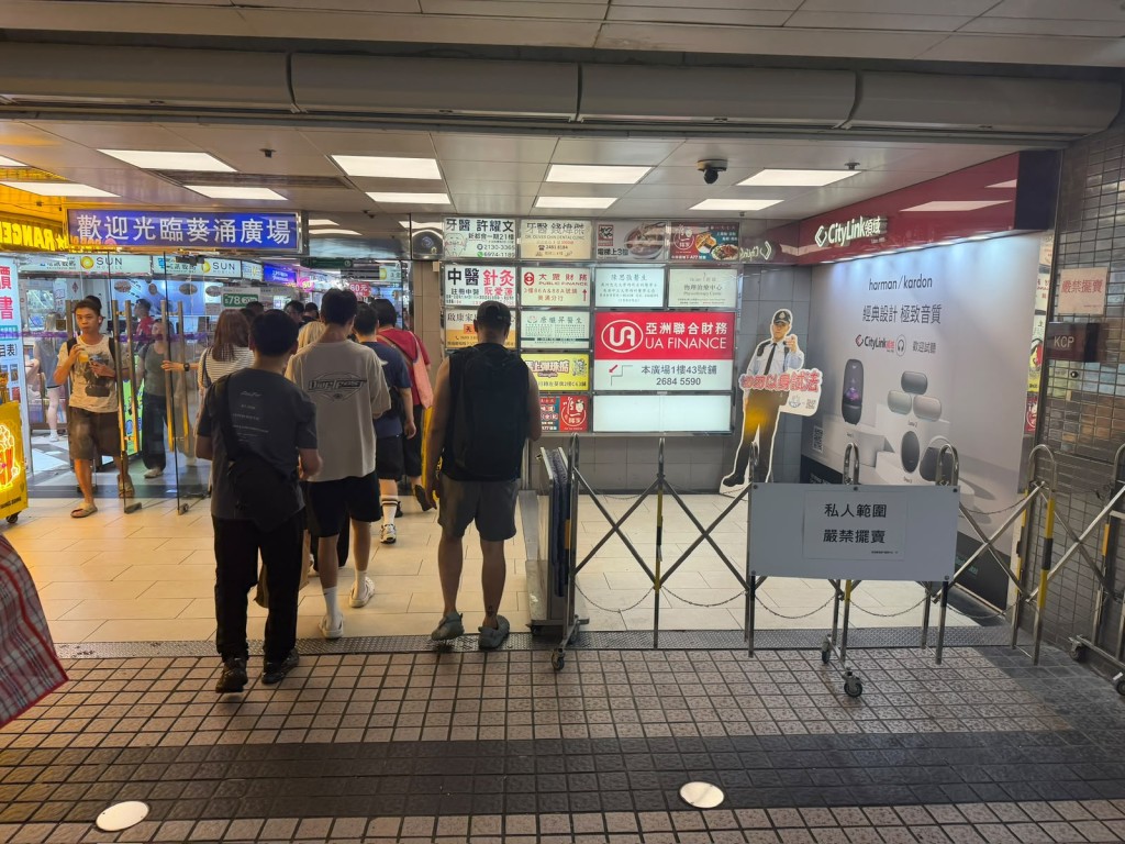 葵廣的人流不絕,吸引大量二手書店進駐。 葵廣的人流不絕,吸引大量二手書店進駐。