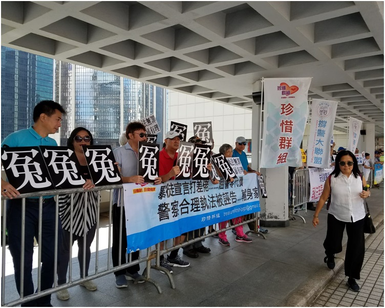 法庭外再分別有支持及聲討朱經緯的多個團體,拉起橫額及高叫口號。黃梓生攝