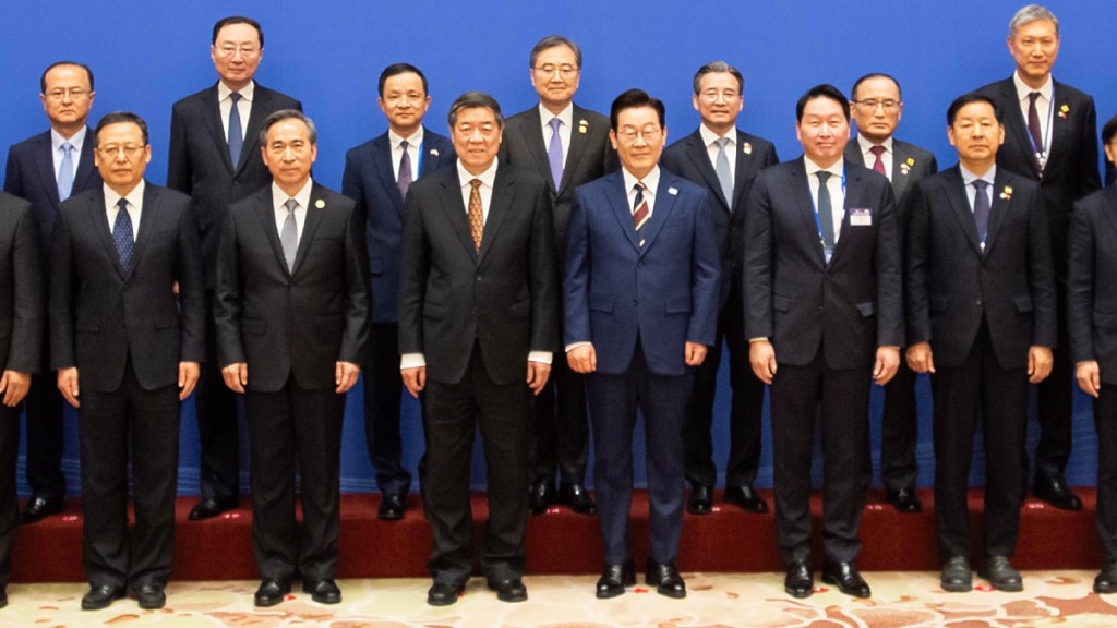 國務院副總理何立峰（前排左三）5日上午在京與南韓總統李在明（前排左四）共同出席中韓商務論壇。新華社