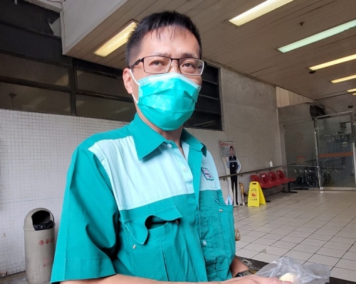 姓周郵差講述被狗咬經過。