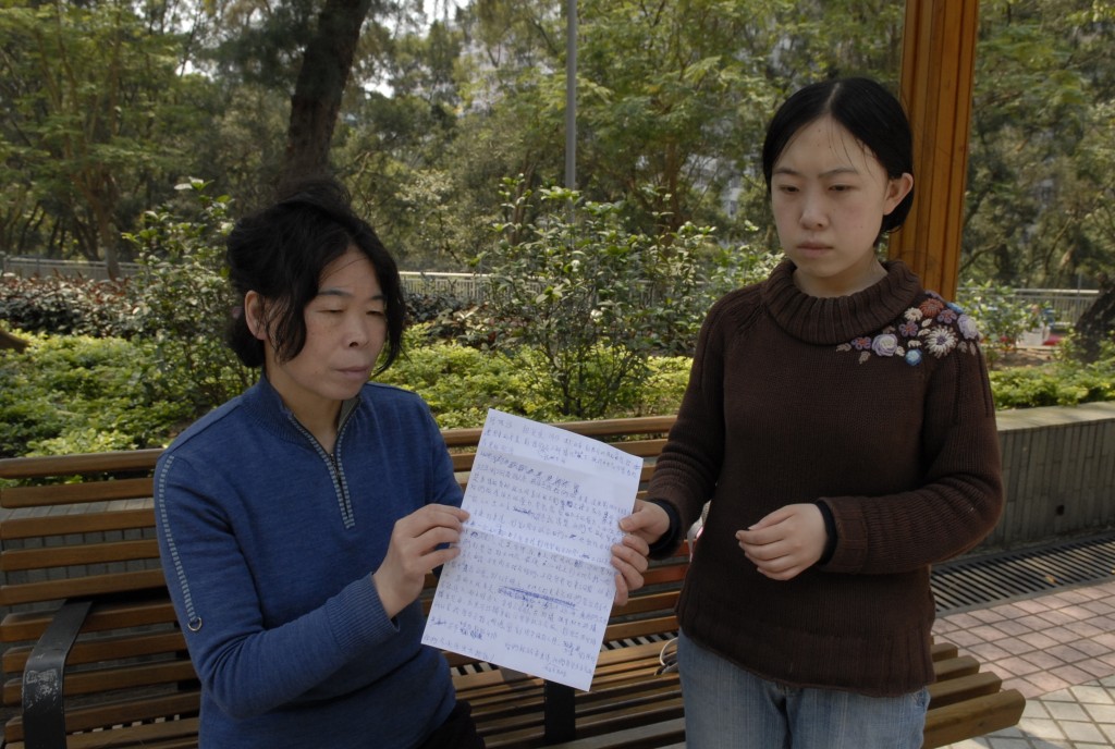 楊麗娟與母親來港到殮房辦理父親後事，楊母(左)寫下兩頁紙的信給劉德華，盼完成丈夫遺願。