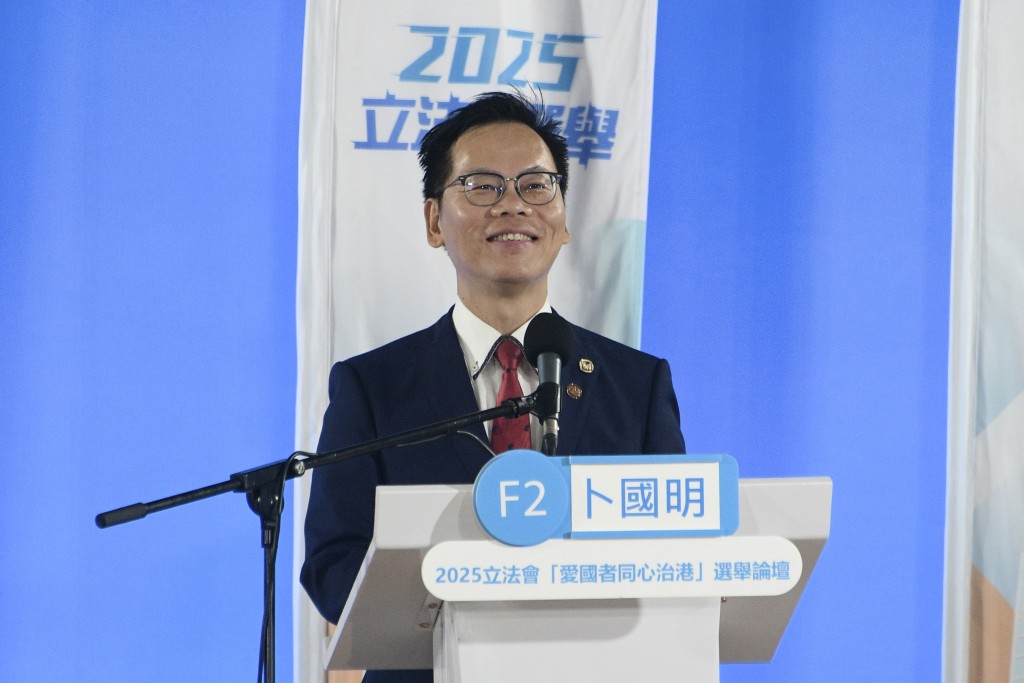 卜國明表示,自己擁有40年經驗,是土生土長的工程師,同樣認為加速北都發展,且要促進大灣區標準互認。 卜國明表示,自己擁有40年經驗,是土生土長的工程師,同樣認為加速北都發展,且要促進大灣區標準互認。