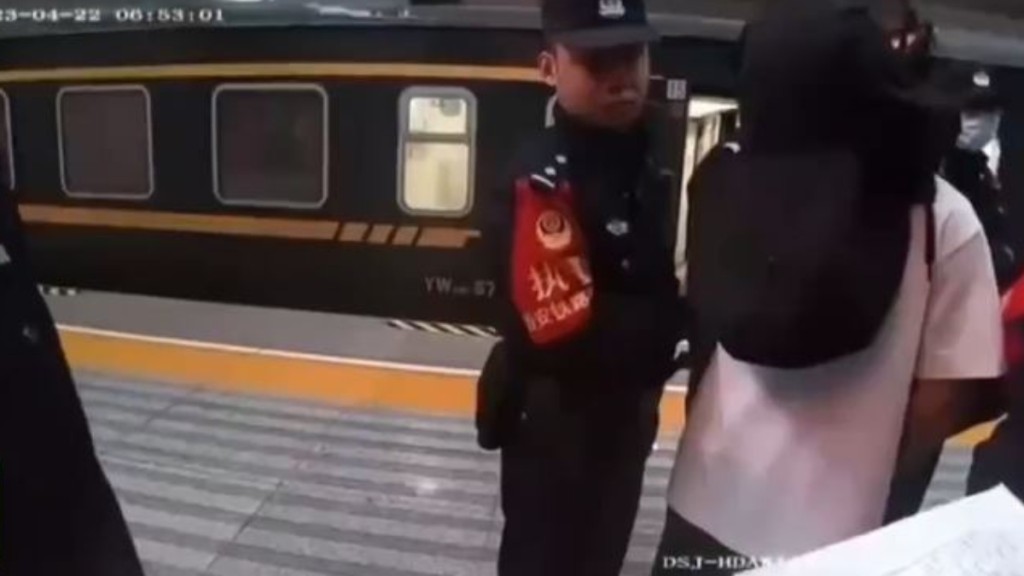 公安在列车上拘捕疑犯。(央视画面)