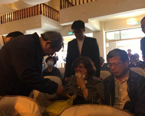 敬鵬董事長黃維金今午前往靈堂向死者上香及向家屬致意。
