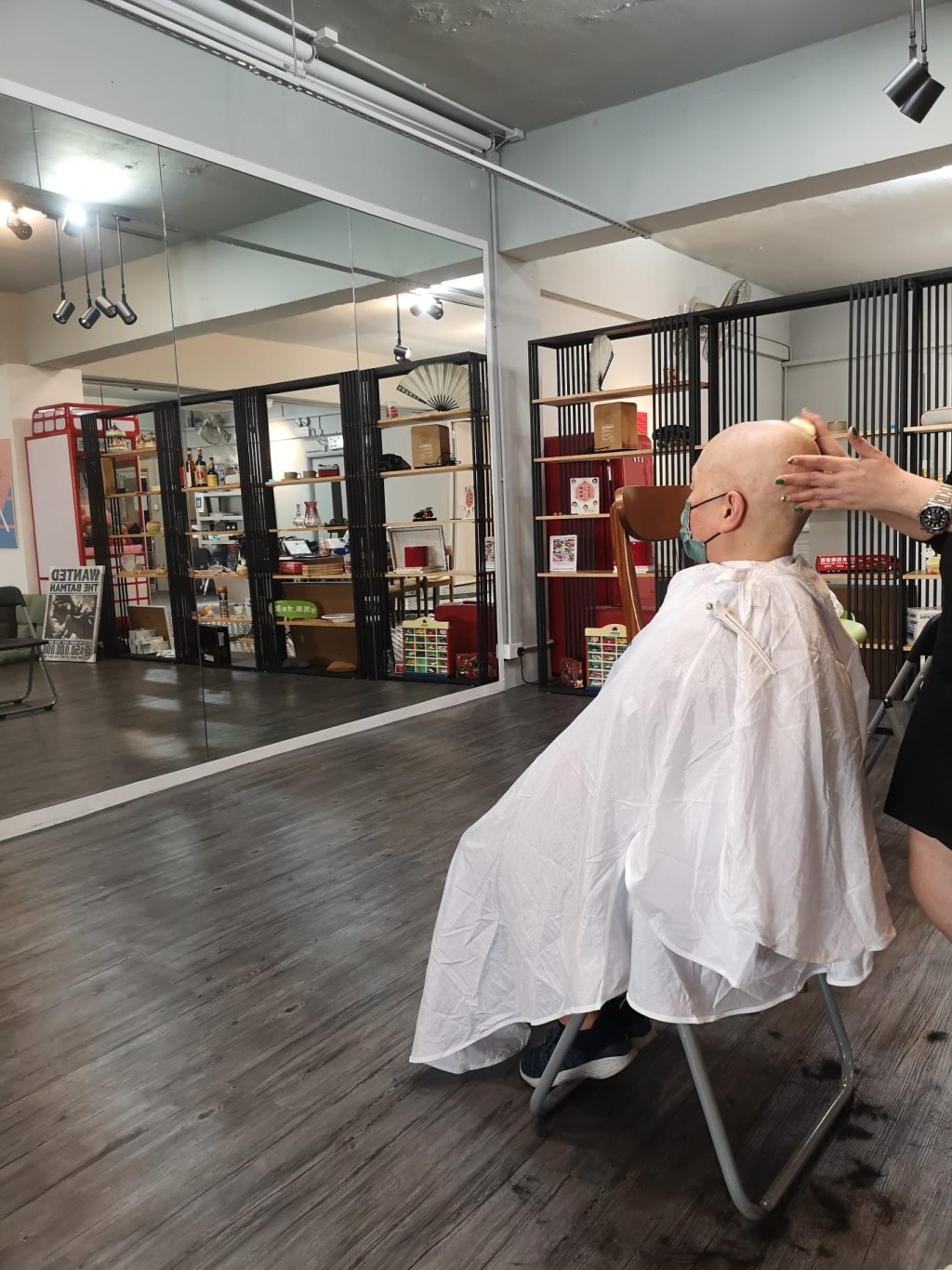 癌症病人面對脫髮問題，有時感到自卑不敢外出剪髮。（癌症資訊網提供）