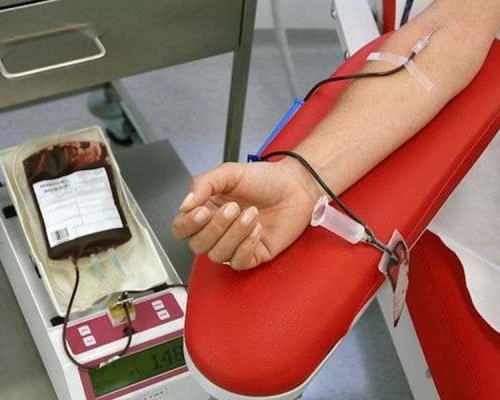 新冠疫情下台捐血民眾大減，當地開始出現「血荒」。網圖