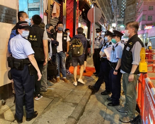 尖沙嘴分區雜項調查隊聯同衞生署控煙酒辦公室人員,昨晚巡查區內食肆、酒吧及派對房間。警方圖片