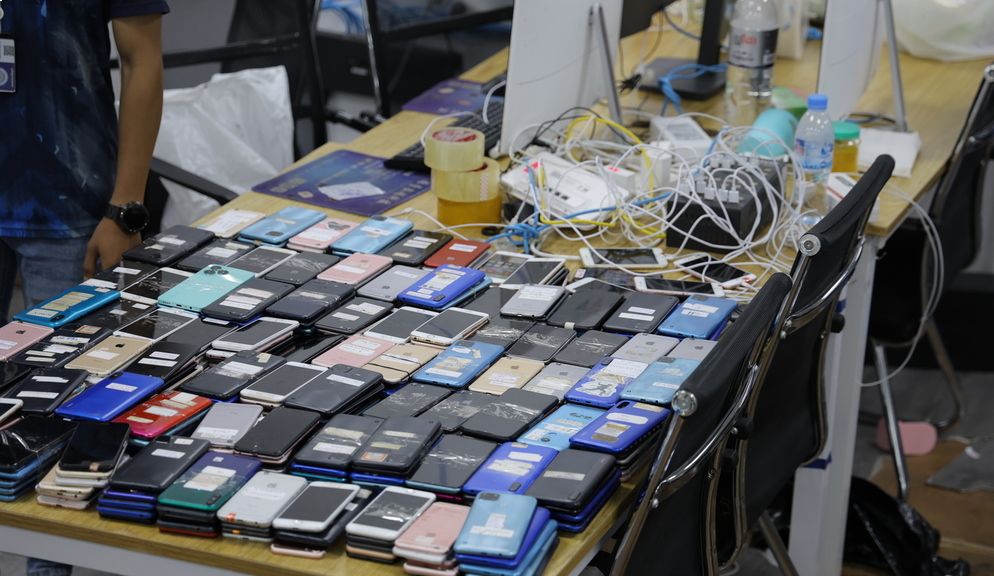 警方查獲手機及電腦設備，為電詐集團犯案工具。 （柬中時報）