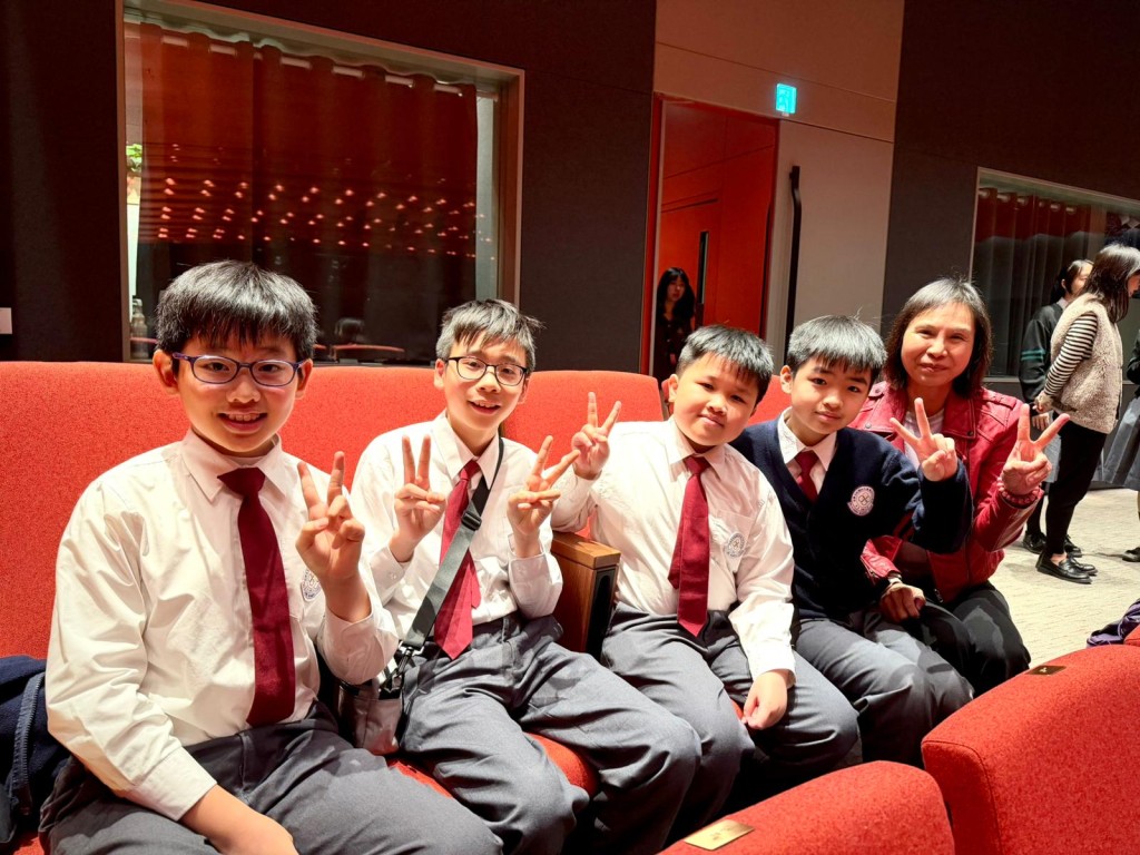 僑港伍氏宗親會伍時暢紀念學校的高小學生憑短片獲得「最佳活動推廣獎」金獎，小六學生鄧奕禧（左二）分享，自己受哥哥影響而愛上中史。佘丹薇攝