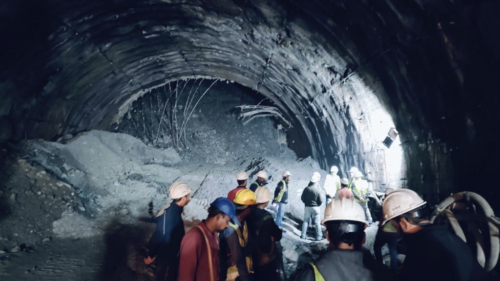 11月12日隧道坍塌当天的情况。 美联社