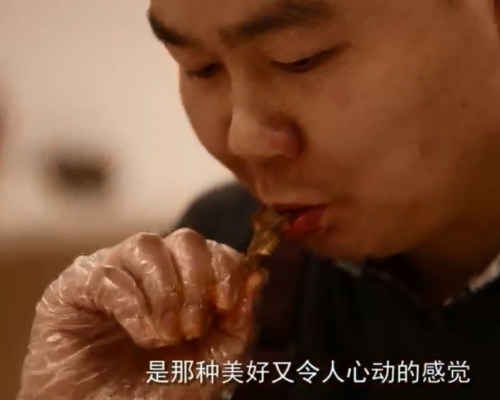 王少波最快30秒吃掉一个兔头。网上图片