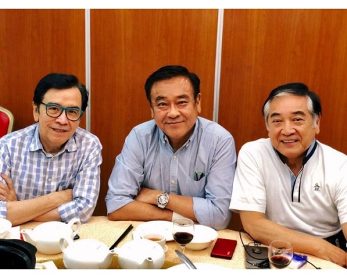 姜大衛、爾冬陞和秦沛笑起來勁似樣,果然是親兄弟。