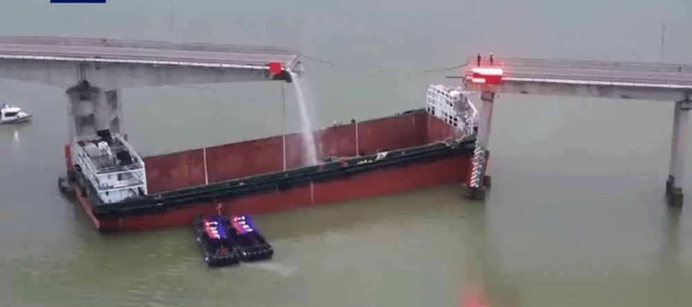 广州南沙沥心沙大桥被船撞断。 央视截图