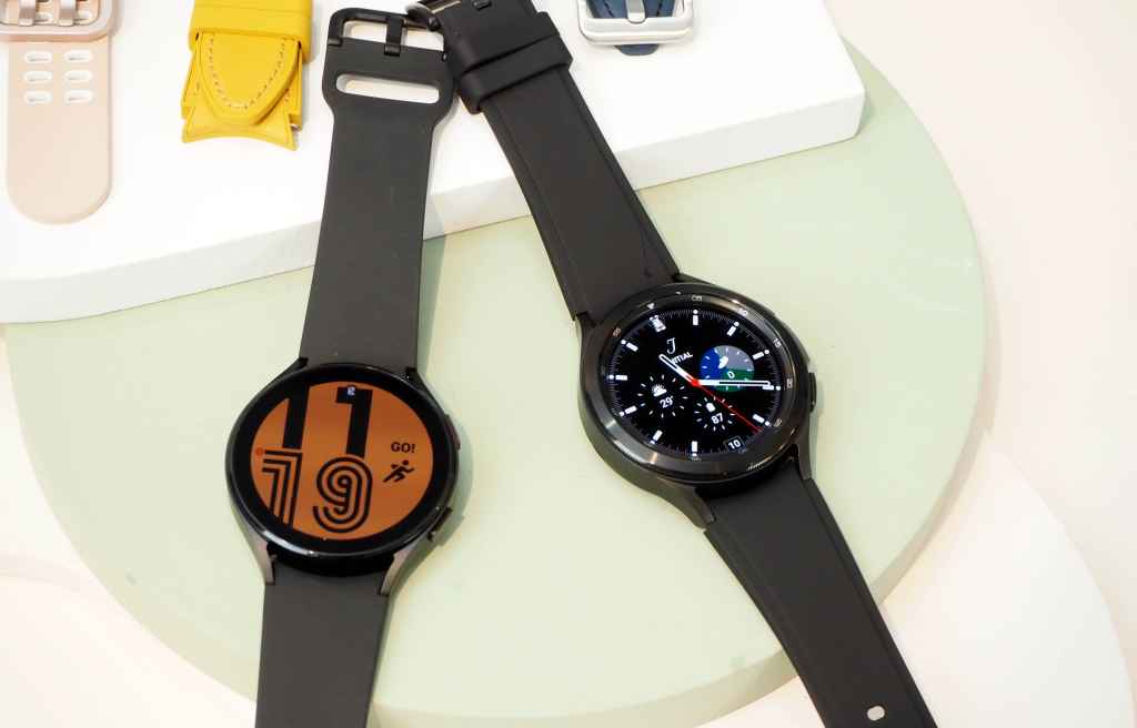 Samsung在「Galaxy Unpacked」同步發佈Galaxy Watch4（左）及Galaxy Watch4 Classic（右）兩款智能手錶。