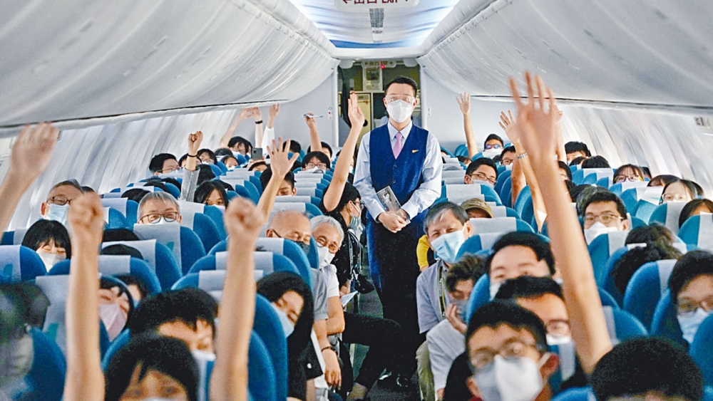 逾百名學生實地走訪機場客運大樓及飛行區,登上「空中班房」聆聽機組人員分享經驗。