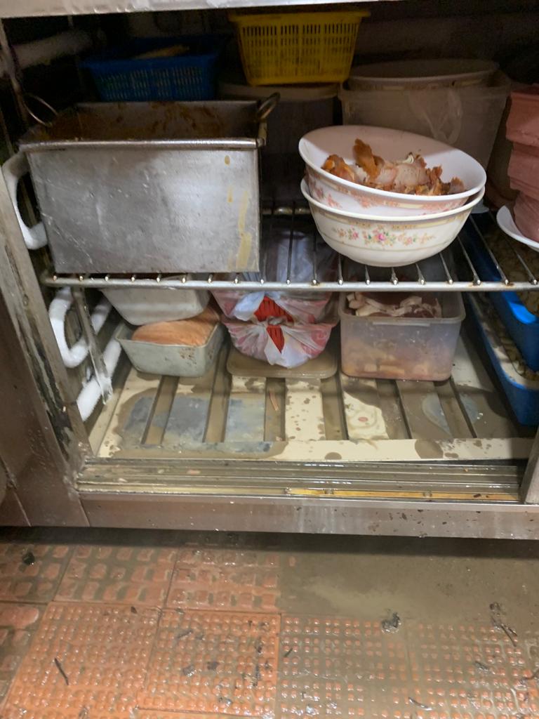 雪櫃內食材被洪水浸壞，需要扔掉。(受訪者提供相片)