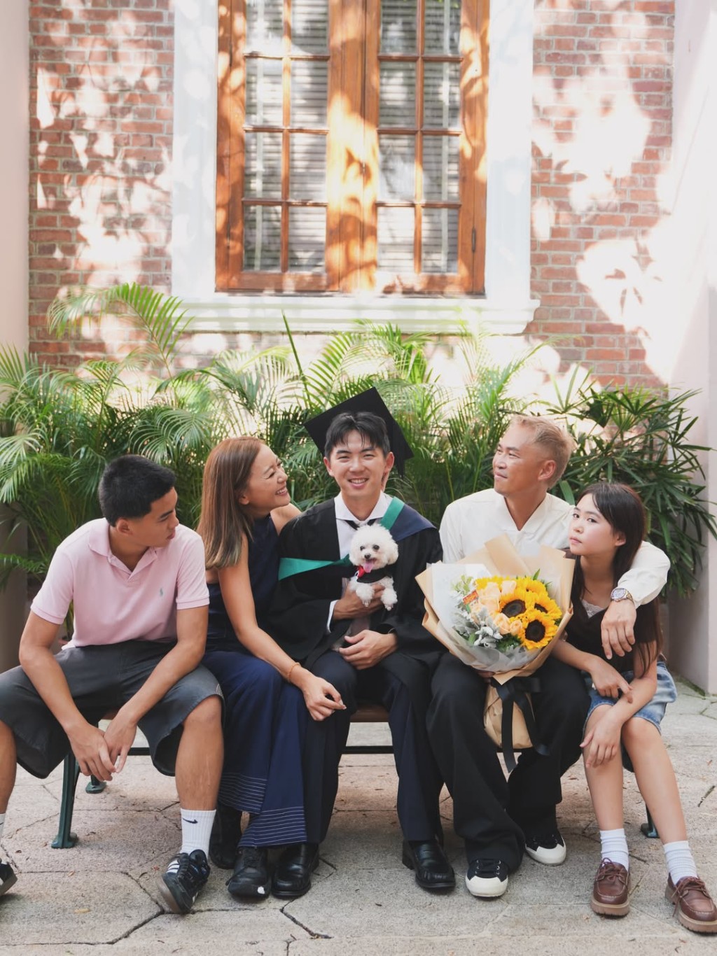 Brendan於香港大學新聞學系畢業，並曾是高爾夫球港隊代表，現時則對軟式曲棍球（Floorball）充滿熱誠，更入選港隊。
