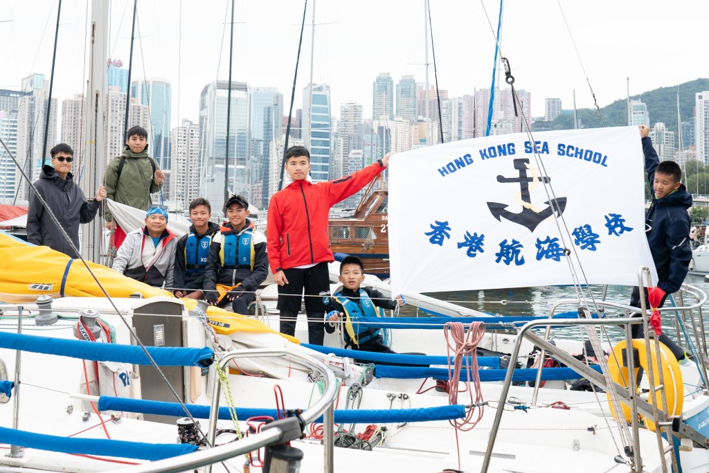  「Paddy B 号」的帆手，众人皆为香 港航海学校学生