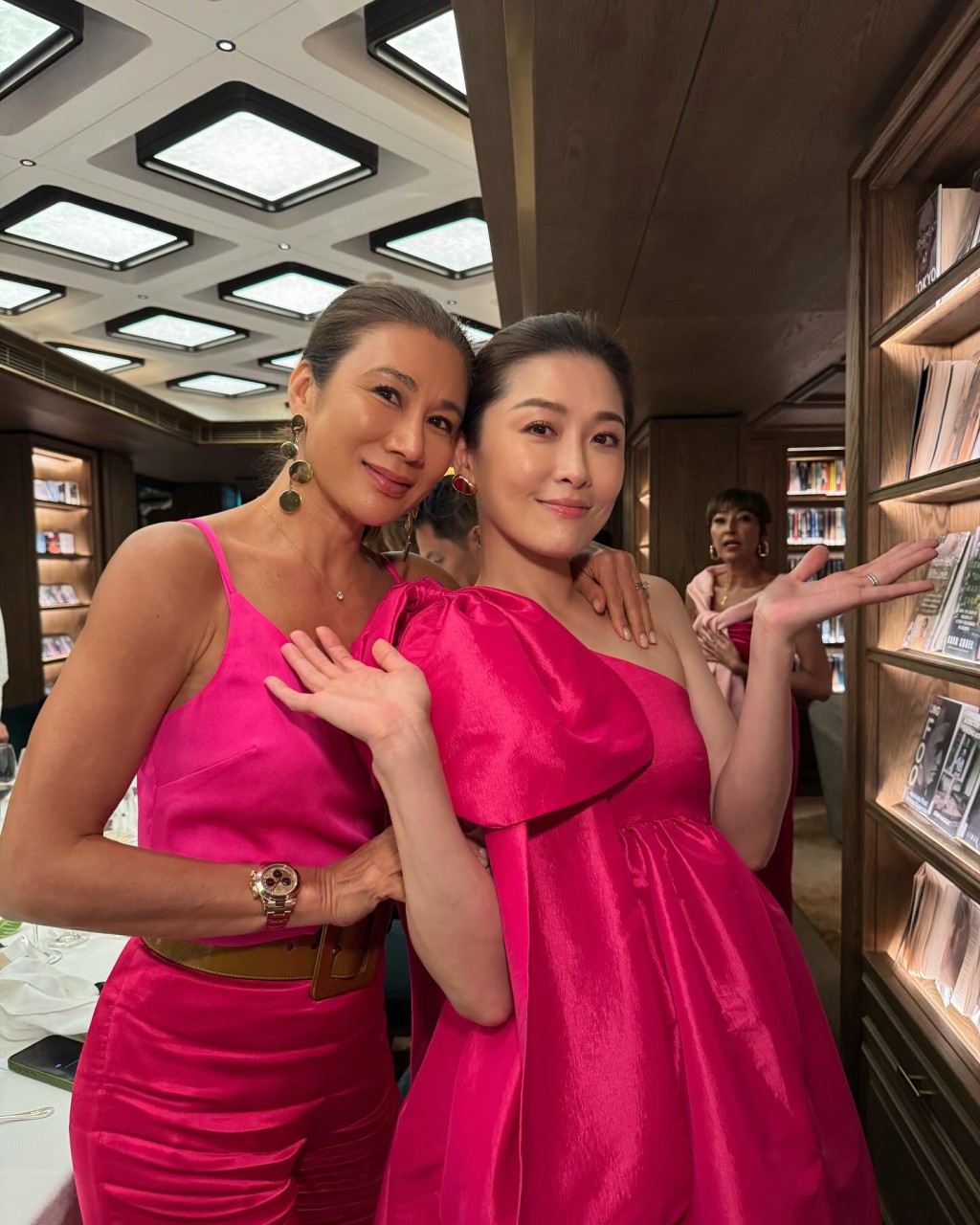 黃佩霞穿上貼身熒光粉紅小背心及貼身褲,身上零贅肉,fit到爆! 黃佩霞穿上貼身熒光粉紅小背心及貼身褲,身上零贅肉,fit到爆!