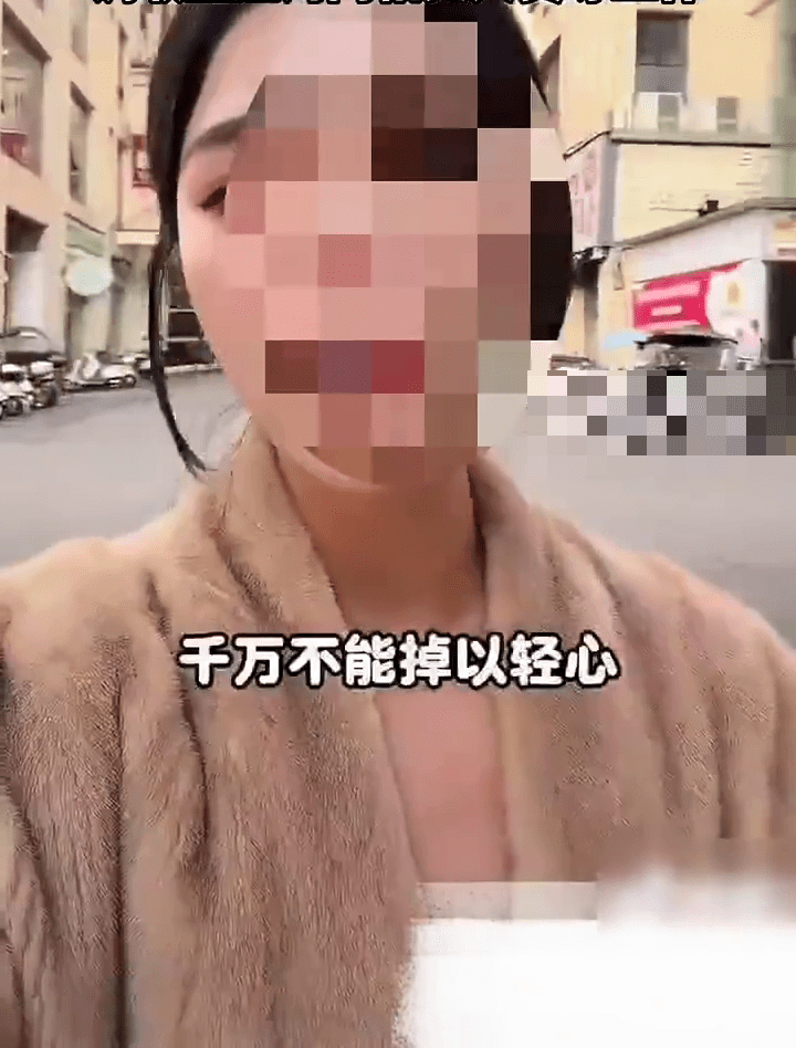女博主擺拍「孩子險些遭拐走」,還警告家長們。 女博主擺拍「孩子險些遭拐走」,還警告家長們。
