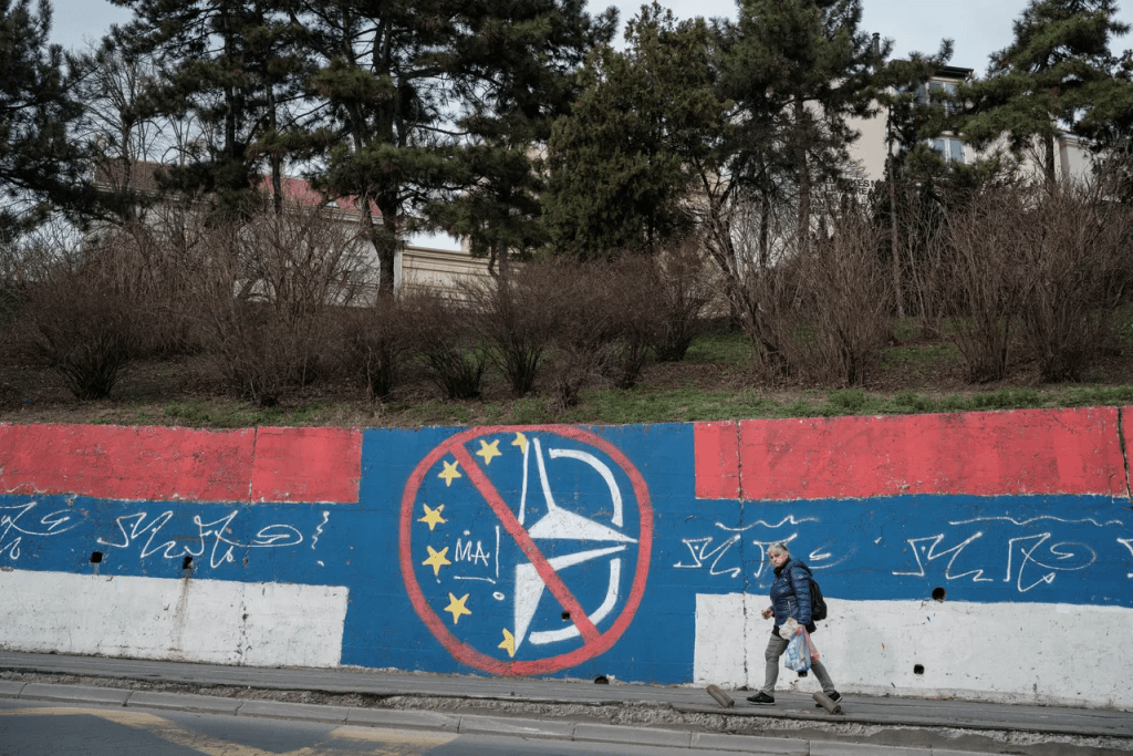 塞尔纳亚首都贝尔格勒街道有墙面留有绘上反北约和欧盟的壁画。路透资料图